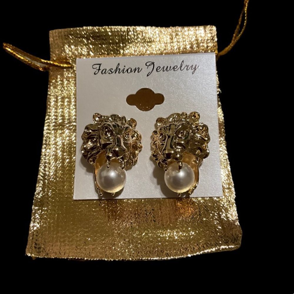 GORGEOUS LION PEARL EARRINGS  